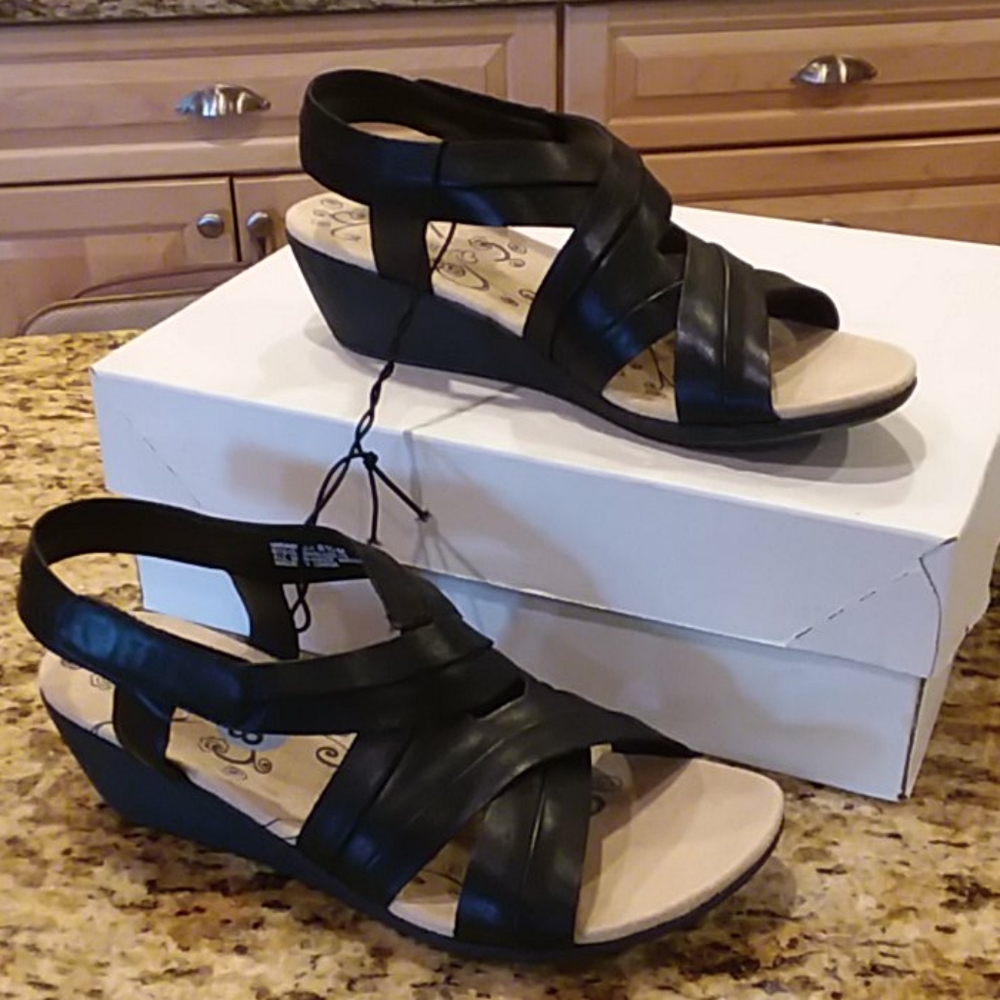 Sandal,black,Baretraps, velcro closer